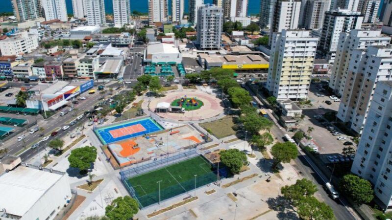 Moradores e comerciantes celebram a inauguração da praça em Coqueiral de Itaparica