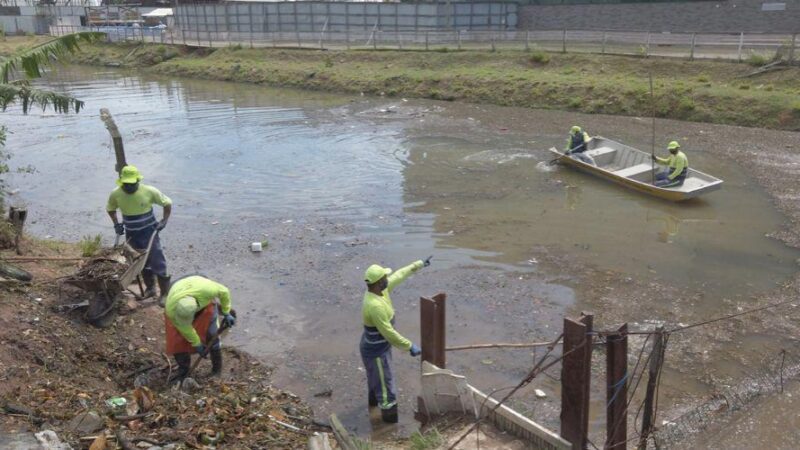 Operação de limpeza remove 14 toneladas de lixo dos canais de Vila Velha em poucas horas