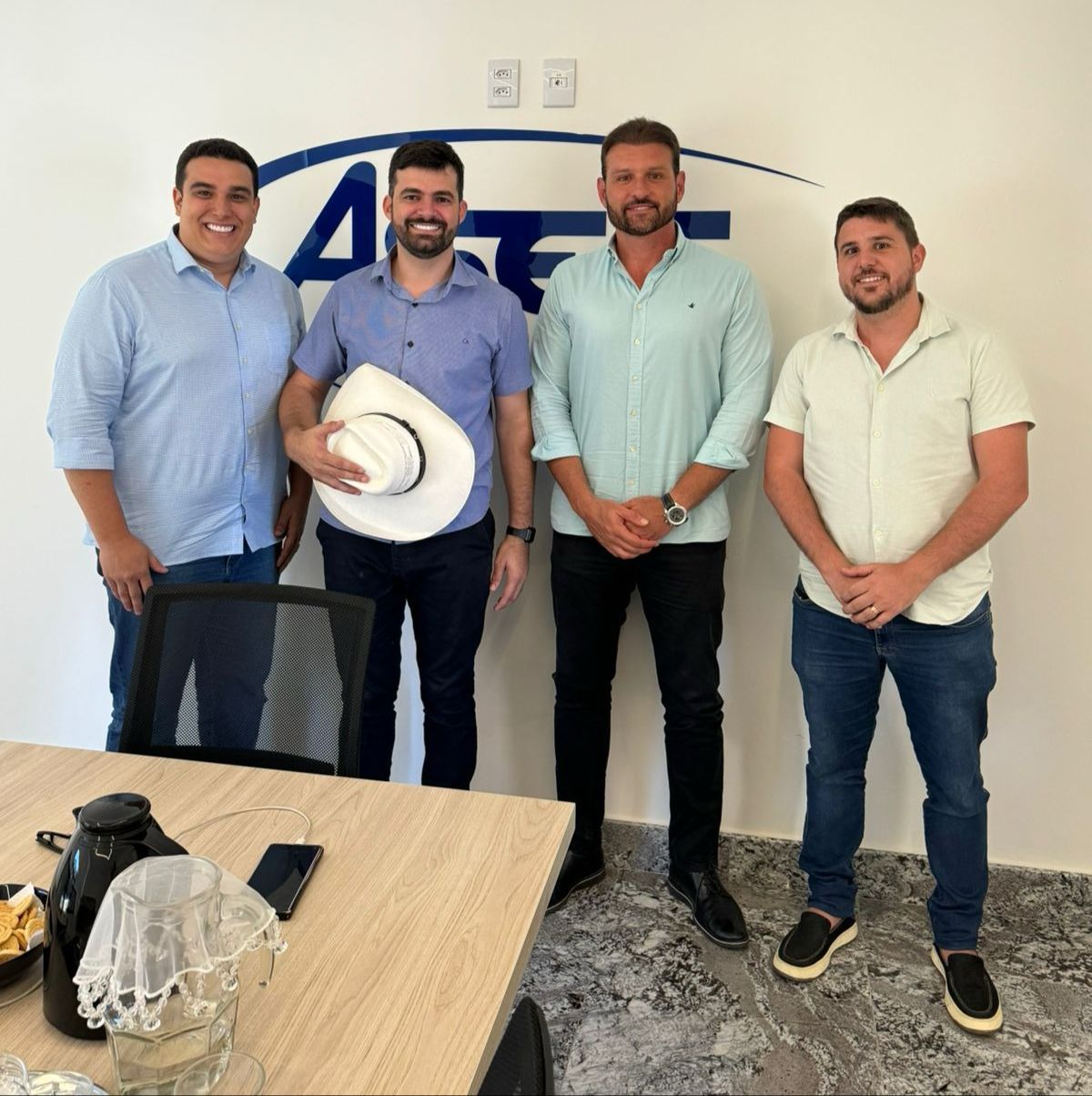 Muribeca visita setor empresarial da Serra na companhia de Erick Musso