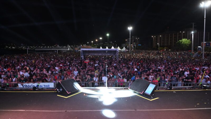 Festa Memorável: 50 Mil Fãs Celebram em Grande Estilo na Sexta-feira da Arena de Verão