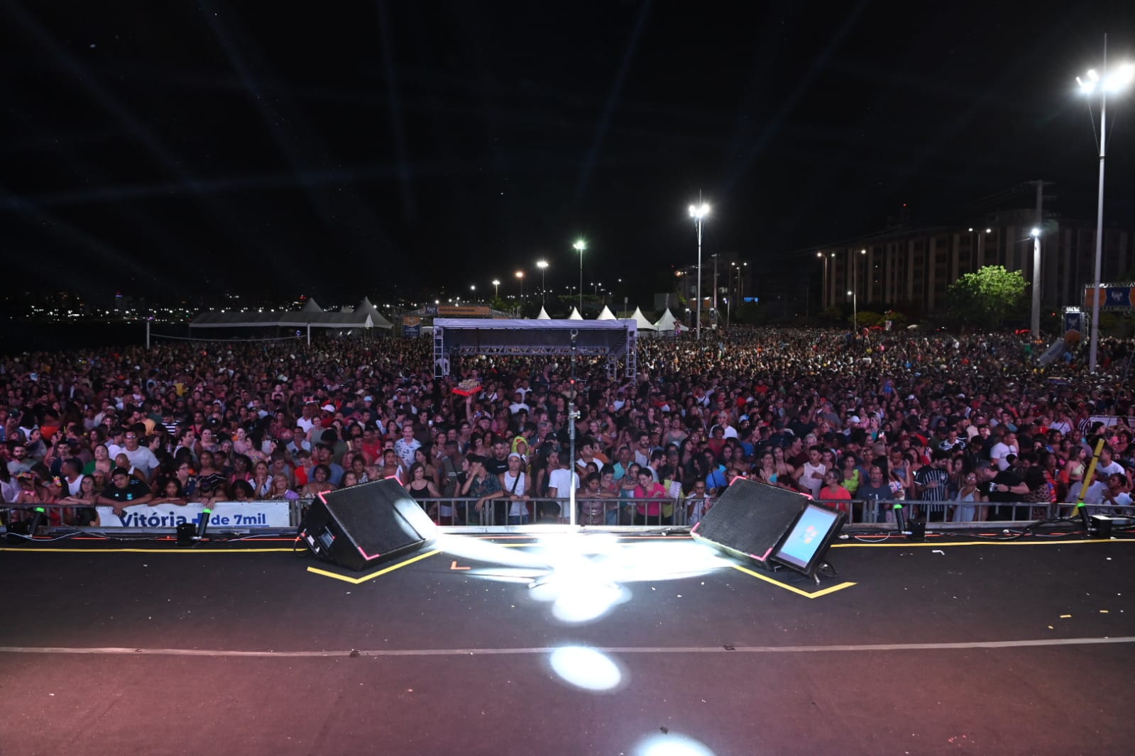 Festa Memorável: 50 Mil Fãs Celebram em Grande Estilo na Sexta-feira da Arena de Verão