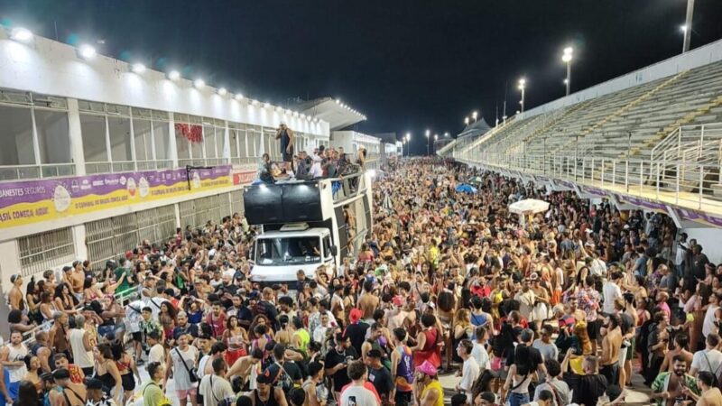 Primeiro dia do Carnaval no Centro de Vitória reúne 100 mil pessoas