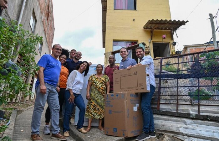 Beneficiários do Programa Casa Feliz e Segura em Conquista recebem eletrodomésticos