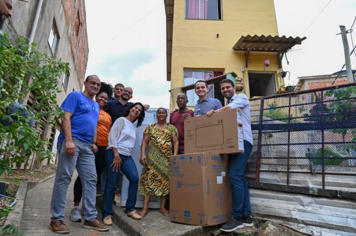 Beneficiários do Programa Casa Feliz e Segura em Conquista recebem eletrodomésticos