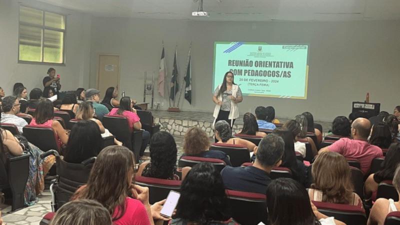 Pedagogos da rede escolar se reúnem para planejar atividades escolares