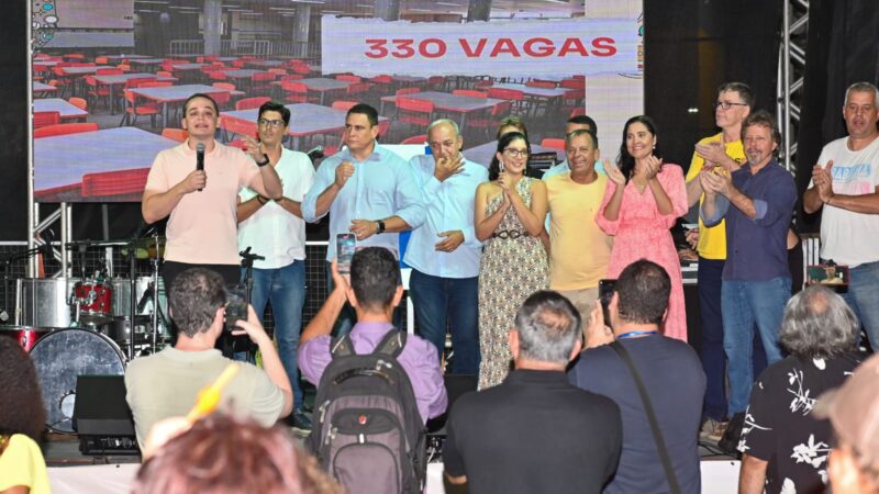 Inauguração da escola emblemática em Jardim Camburi reúne lideranças políticas e comunitárias com Pazolini