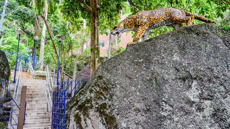 Mulheres exploram a Gruta da Onça em visita guiada nesta terça-feira (26)