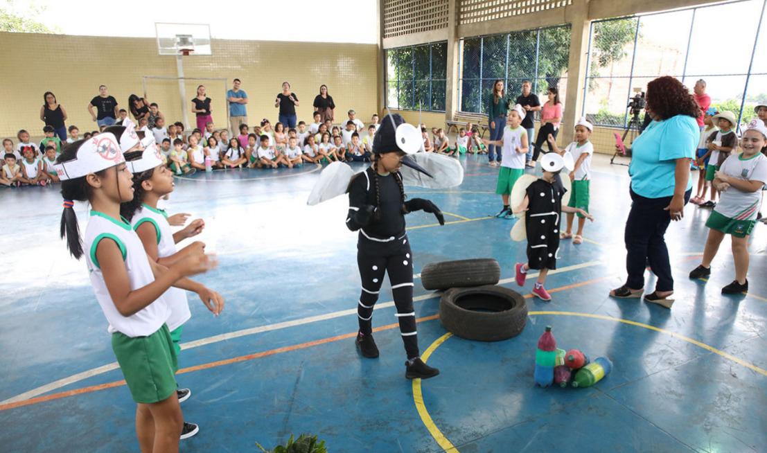 Alunos da rede municipal de Cariacica atuam em peça teatral educativa sobre a prevenção da dengue