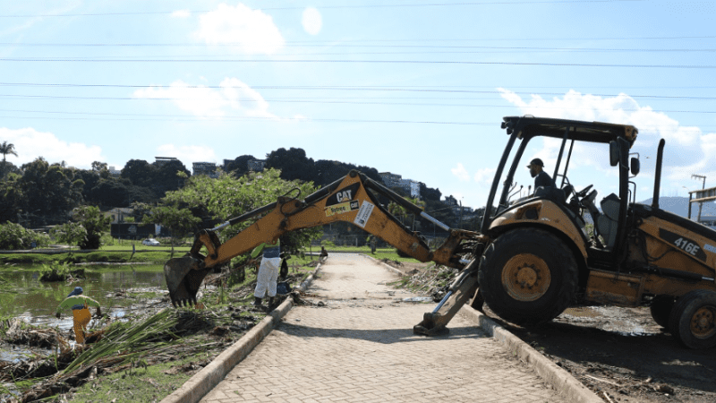 Equipes da Prefeitura de Cariacica faz limpeza de lagoas do Parque O Cravo e A Rosa