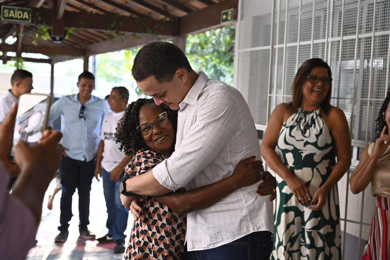 Novos tênis para crianças do CMEI no bairro Grande Vitória são entregues por Pazolini