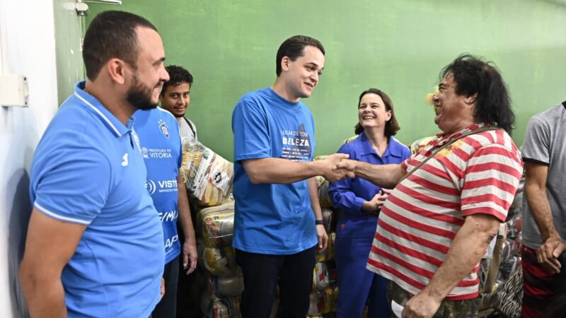 Pazolini promove ação social entregando cestas básicas a 200 famílias de Vitória