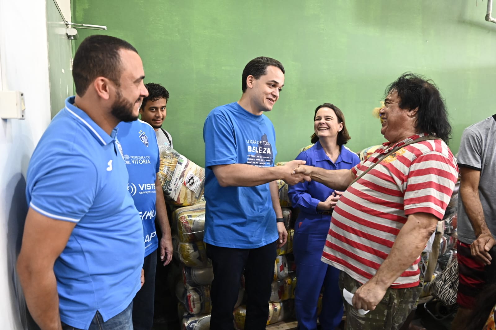 Pazolini promove ação social entregando cestas básicas a 200 famílias de Vitória