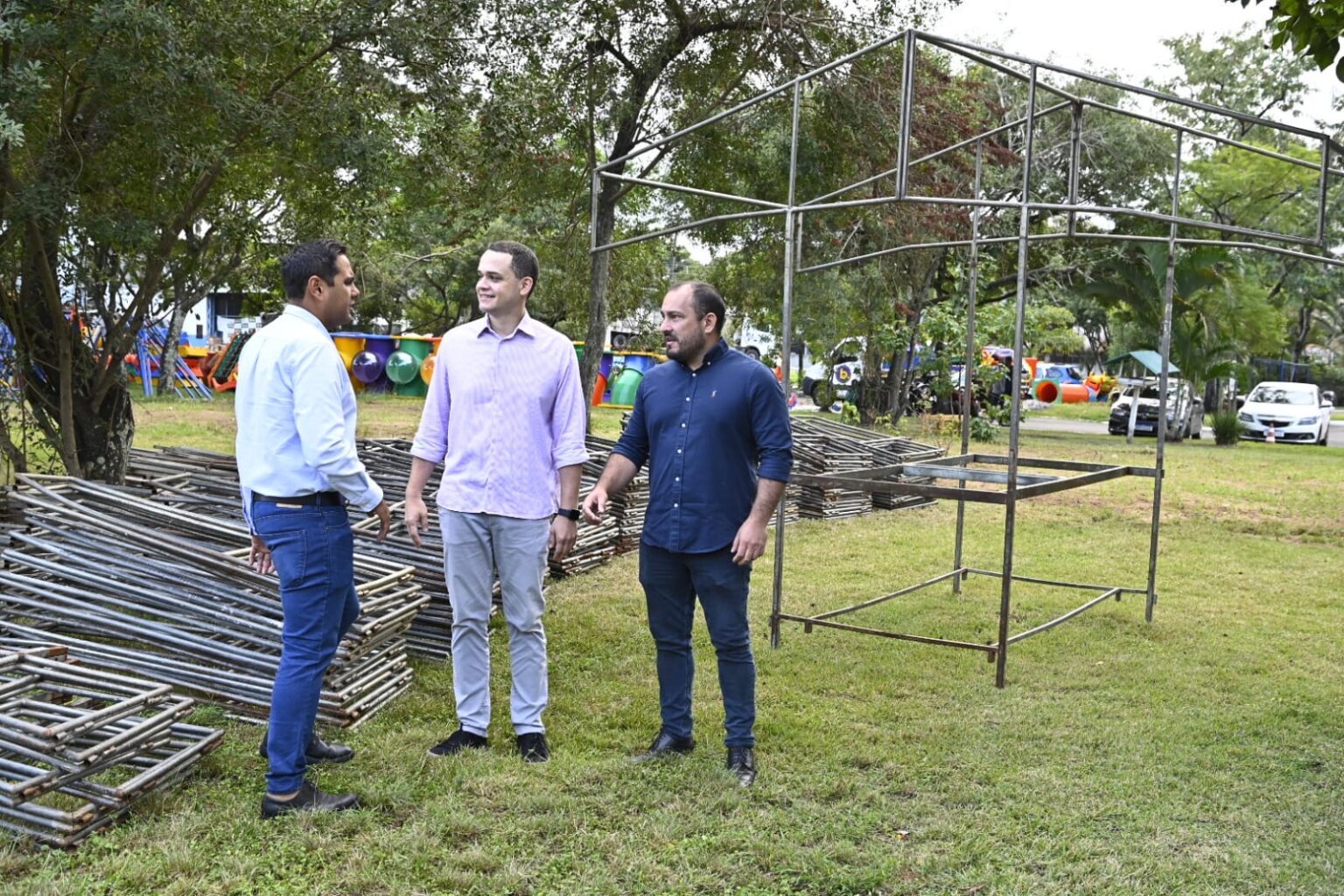 Com solidariedade, Pazolini distribui barracas para feirantes de Mimoso do Sul