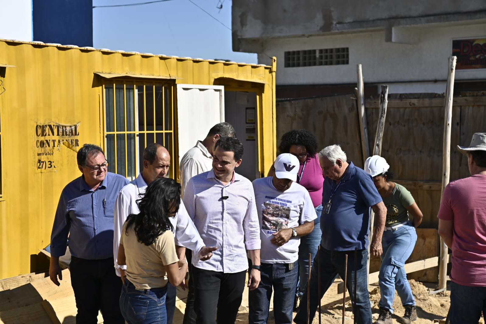 Pazolini visita obras da quadra poliesportiva no Romão, que será convertida em mini-centro esportivo