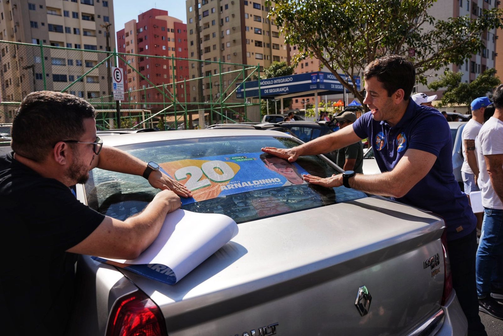 Adesivaço de Arnaldinho 20 conquista eleitores em Vila Velha