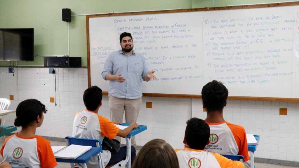 Concurso público com 800 vagas para professores e salários de R$ 5 mil