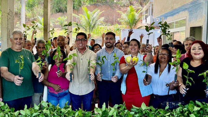 Fortalecimento rural: agricultores de Itapemirim recebem mudas de maracujá