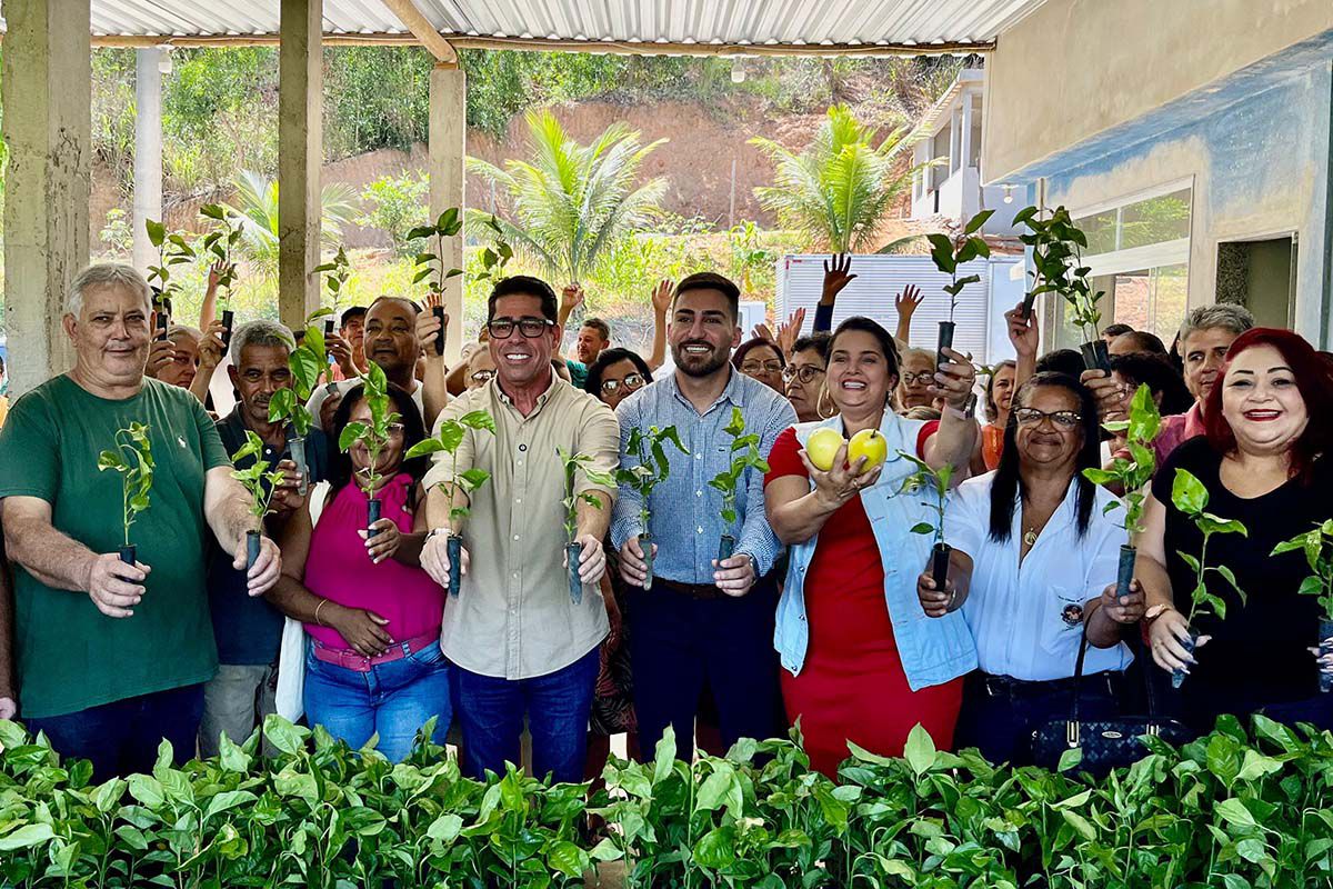 Fortalecimento rural: agricultores de Itapemirim recebem mudas de maracujá