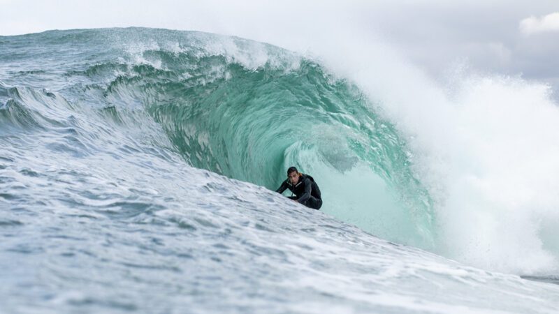 Surfista capixaba encara as ondas gigantes de Nazaré, em Portugal