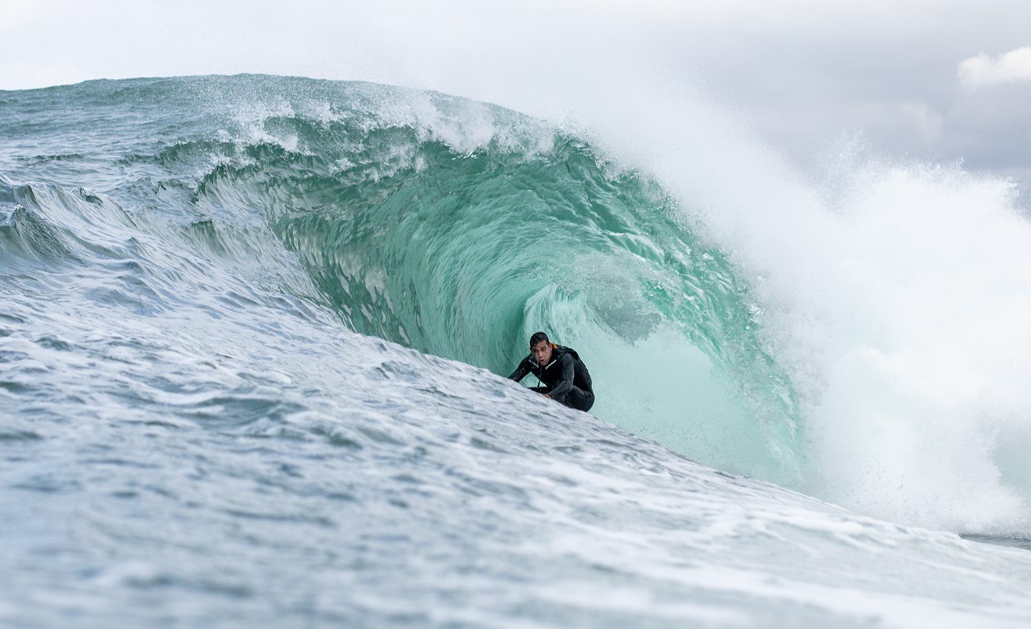 Surfista capixaba encara as ondas gigantes de Nazaré, em Portugal