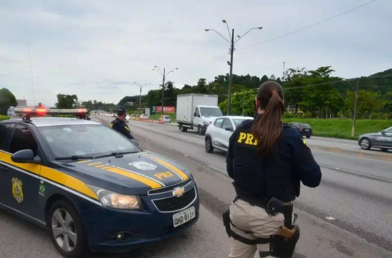 Ação da PRF resulta em apreensão de drogas e arma em carreta na BR-101