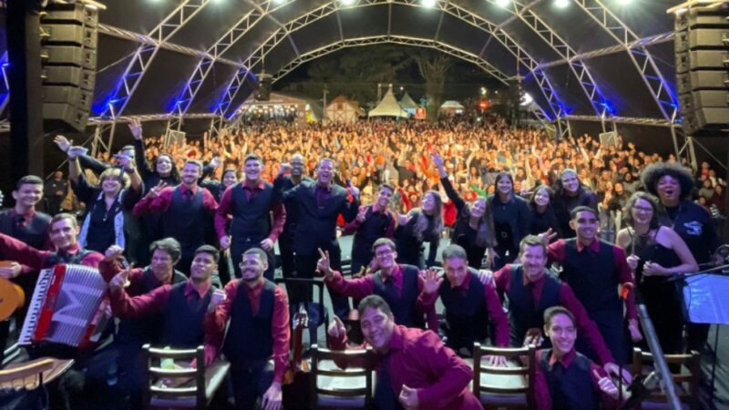 Clima natalino ganha tom especial com a Orquestra Cordas e Acordes na Vila de Natal