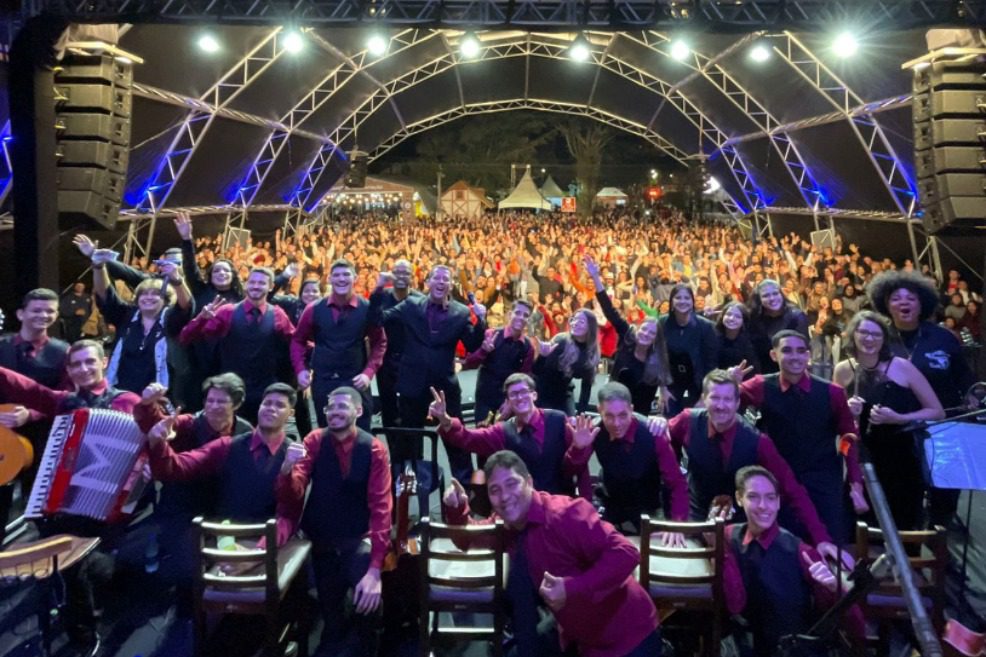 Clima natalino ganha tom especial com a Orquestra Cordas e Acordes na Vila de Natal