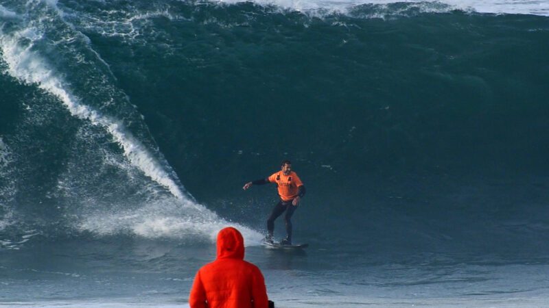 Ondas Gigantes e Grandes Planos: Fábio Sandes em Nazaré Representa o Surfe Capixaba