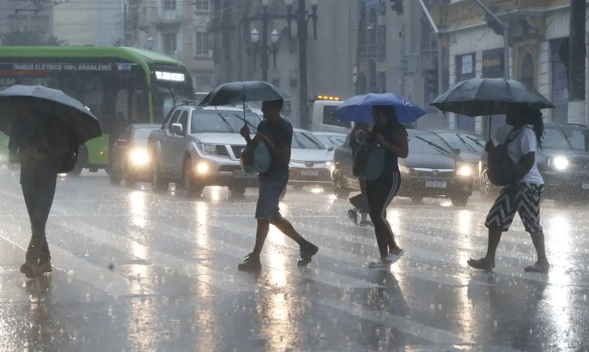 Previsão de Natal Chuvoso e Alerta de Temporais no Espírito Santo