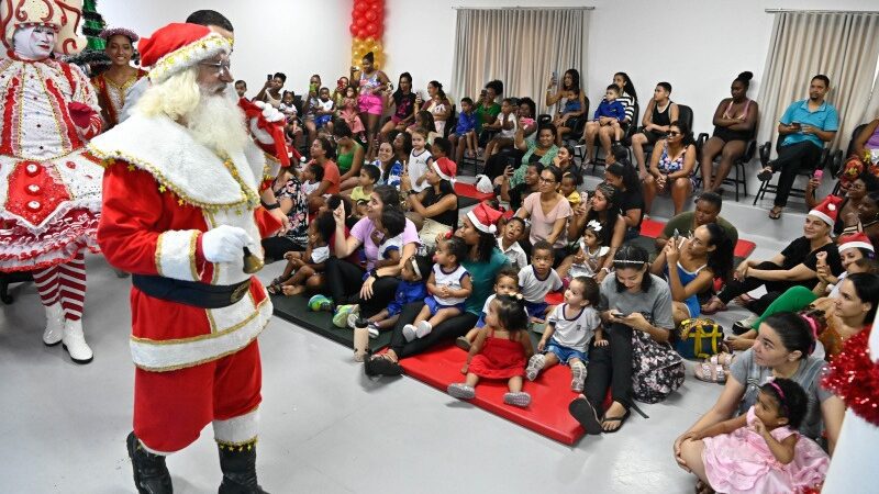 Cmei Rubens Duarte comemora Natal com entrega de presentes pelo Papai Noel dos Correios