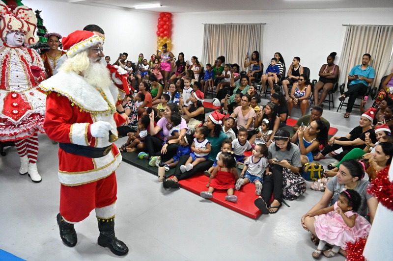 Cmei Rubens Duarte comemora Natal com entrega de presentes pelo Papai Noel dos Correios