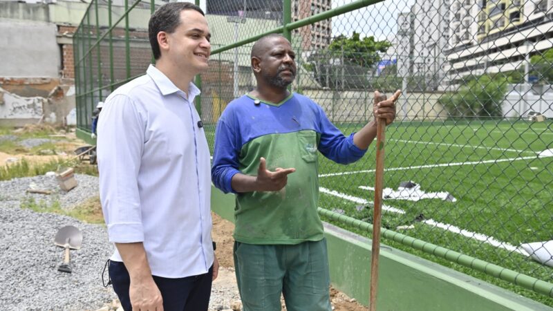 Pazolini Inspeciona Progresso da Construção do Campo de Grama Sintética no Bairro Santa Lúcia